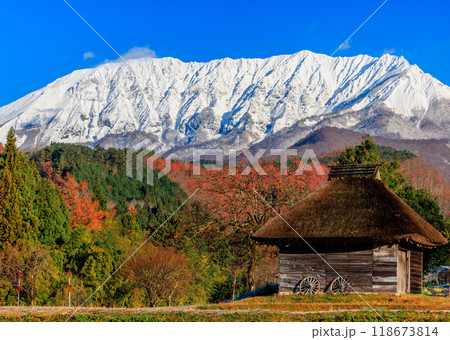 晩秋の大山、里山風景(鳥取県日野郡江府町御机) 晩秋の大山、里山風景(鳥取県日野郡江府町御机) 118673814