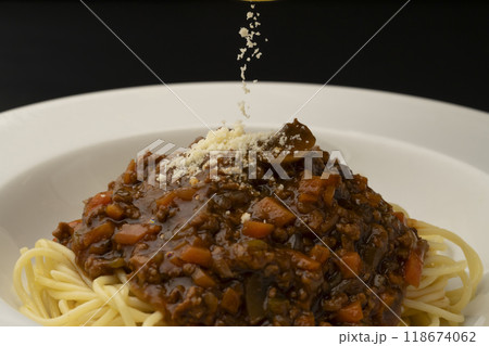 ミートソススパゲティ 粉チーズをかける ミートソススパゲティ 粉チーズをかける 118674062