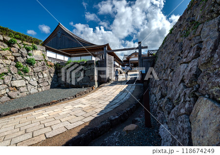 篠山城の景観、石垣、中之門跡から城内へ、9月4日、日本 篠山城の景観、石垣、中之門跡から城内へ、9月4日、日本 118674249
