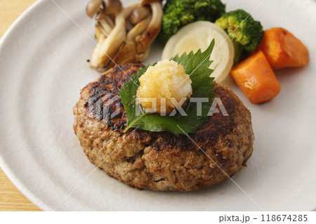 大根おろしを乗せた和風ハンバーグ 大根おろしを乗せた和風ハンバーグ 118674285