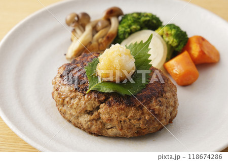 大根おろしを乗せた和風ハンバーグ 大根おろしを乗せた和風ハンバーグ 118674286