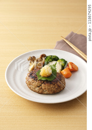 大根おろしを乗せた和風ハンバーグ 118674295