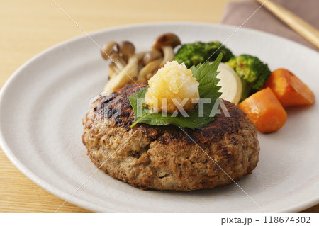 大根おろしを乗せた和風ハンバーグ 大根おろしを乗せた和風ハンバーグ 118674302