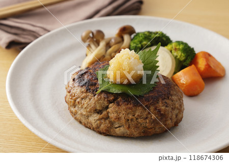 大根おろしを乗せた和風ハンバーグ 大根おろしを乗せた和風ハンバーグ 118674306