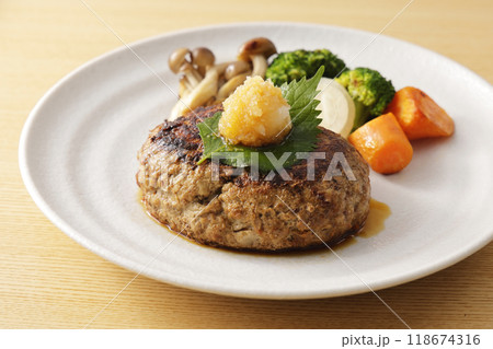 大根おろしを乗せた和風ハンバーグ 大根おろしを乗せた和風ハンバーグ 118674316