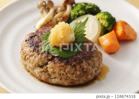 大根おろしを乗せた和風ハンバーグ 大根おろしを乗せた和風ハンバーグ 118674318