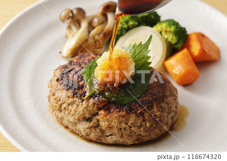 大根おろしを乗せた和風ハンバーグ 大根おろしを乗せた和風ハンバーグ 118674320
