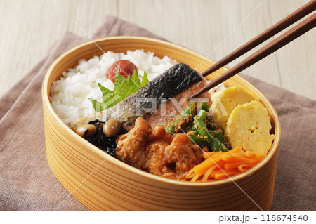 曲げわっぱのお弁当 118674540