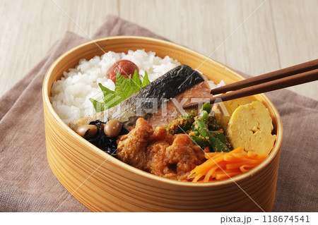 曲げわっぱのお弁当 118674541