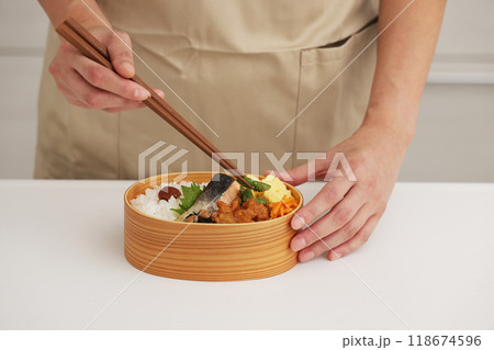 お母さんがキッチンでお弁当を作るシーン お母さんがキッチンでお弁当を作るシーン 118674596