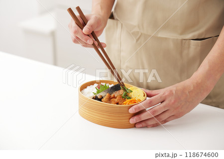 お母さんがキッチンでお弁当を作るシーン お母さんがキッチンでお弁当を作るシーン 118674600