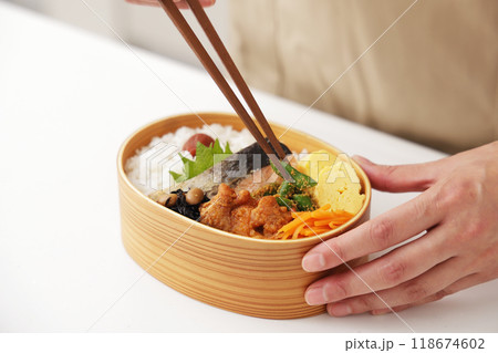 お母さんがキッチンでお弁当を作るシーン 118674602
