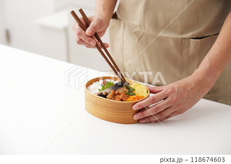 お母さんがキッチンでお弁当を作るシーン 118674603