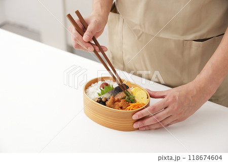 お母さんがキッチンでお弁当を作るシーン お母さんがキッチンでお弁当を作るシーン 118674604
