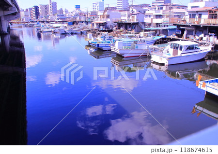 歴史を感じさせる漁港の風景 横浜子安漁港 歴史を感じさせる漁港の風景 横浜子安漁港 118674615