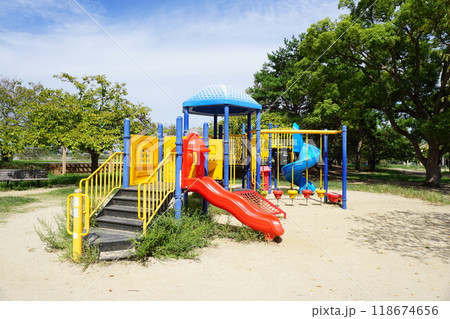 児童公園の遊具 118674656