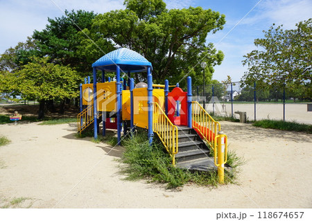 児童公園の遊具 118674657