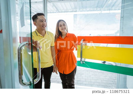 Asian husband and wife couple coming to the supermarket Asian husband and wife couple coming to the supermarket 118675321