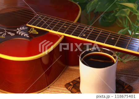 白いカップに入ったアイスコーヒーとギター　休日の過ごし方 118675401