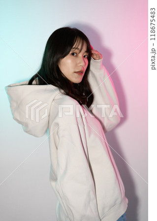 白パーカーを着た若い女性ポートレート 白パーカーを着た若い女性ポートレート 118675483