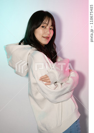 白パーカーを着た若い女性ポートレート 白パーカーを着た若い女性ポートレート 118675485