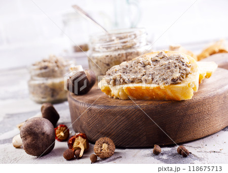 Rustic Toast bread with garlic, mushrooms and herbs 118675713