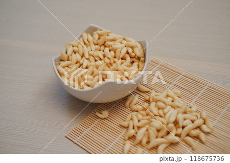 snack in a bowl 118675736