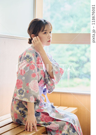 椅子に座る浴衣の女性 118676081