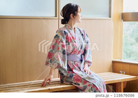 椅子に座る浴衣の女性 118676086
