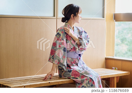 椅子に座る浴衣の女性 椅子に座る浴衣の女性 118676089