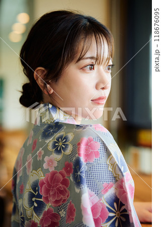 椅子に座る浴衣の女性 椅子に座る浴衣の女性 118676095