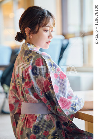 椅子に座る浴衣の女性 118676100