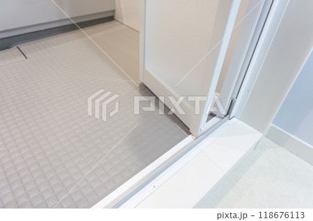 新しい浴室のドア 118676113