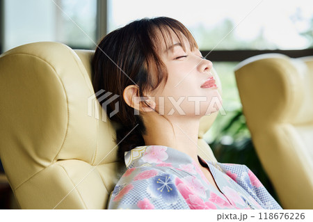 旅館でくつろぐ女性 118676226