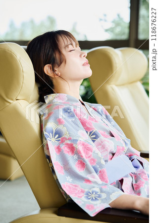 旅館でくつろぐ女性 118676227