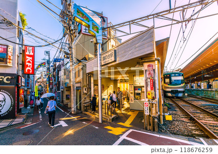 日本の東京都市景観　東急電鉄　旗の台駅　大井町線のりば　池上線蒲田方面。奥は旗の台三丁目商店街 118676259