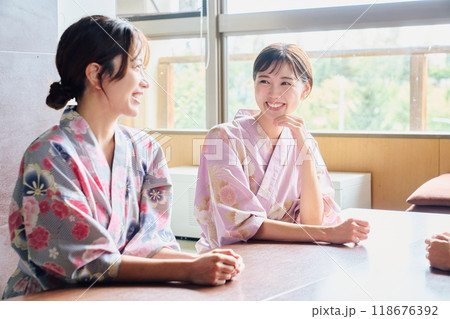 旅館で会話する女性たち 118676392