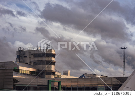 曇り空の空港管制塔 曇り空の空港管制塔 118676393