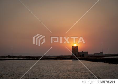 塔の上に沈む夕日と海 118676394