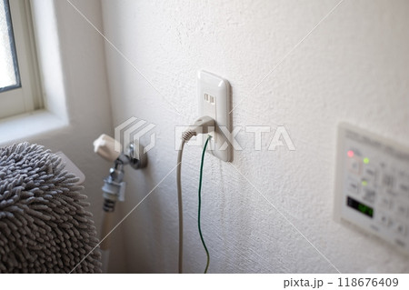 洗濯機の水栓とコンセントと足ふきマット 洗濯機の水栓とコンセントと足ふきマット 118676409