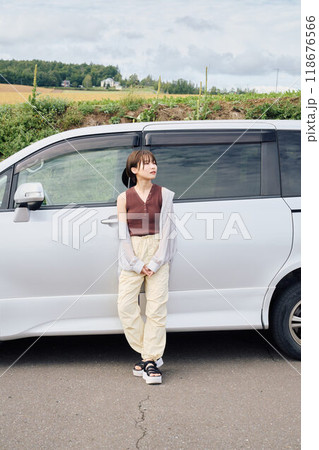 大自然をドライブする女性 大自然をドライブする女性 118676566