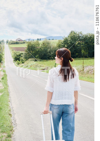 ひとり旅をする女性 118676761