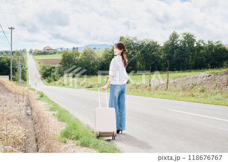 ひとり旅をする女性 ひとり旅をする女性 118676767