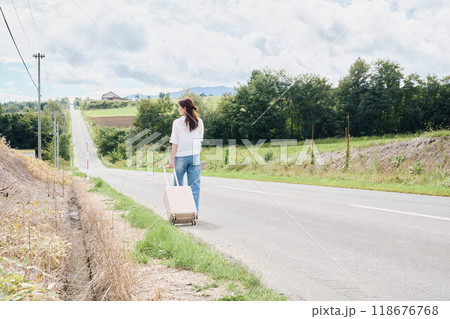 ひとり旅をする女性 118676768