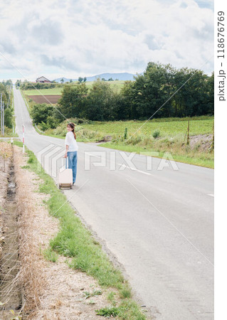 ひとり旅をする女性 118676769