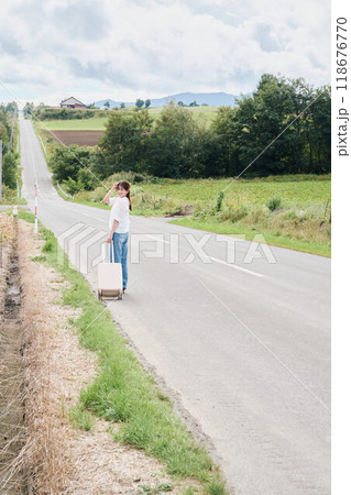 ひとり旅をする女性 ひとり旅をする女性 118676770