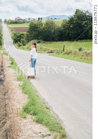 ひとり旅をする女性 ひとり旅をする女性 118676771