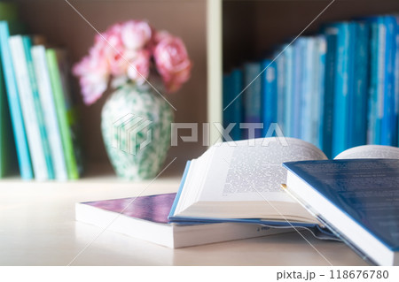 本 書籍 書物 読書・開いた洋書 本 書籍 書物 読書・開いた洋書 118676780