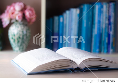 本 書籍 書物 読書・開いた洋書 118676783