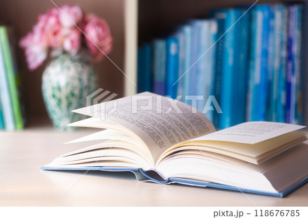 本 書籍 書物 読書・開いた洋書 118676785